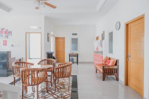 班达楠榜RedDoorz Syariah near Pahoman Stadium Lampung的有桌子和椅子的餐厅