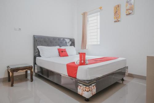 سرير أو أسرّة في غرفة في RedDoorz Syariah near Pahoman Stadium Lampung