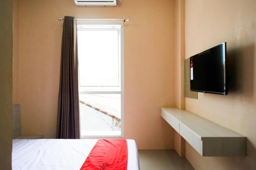 Телевизор и/или развлекательный центр в RedDoorz near RSUD Margono Purwokerto 3