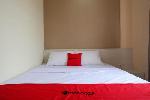 Кровать или кровати в номере RedDoorz near RSUD Margono Purwokerto 3