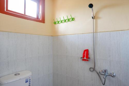 Vonios kambarys apgyvendinimo įstaigoje RedDoorz Syariah near Alun Alun Purwokerto