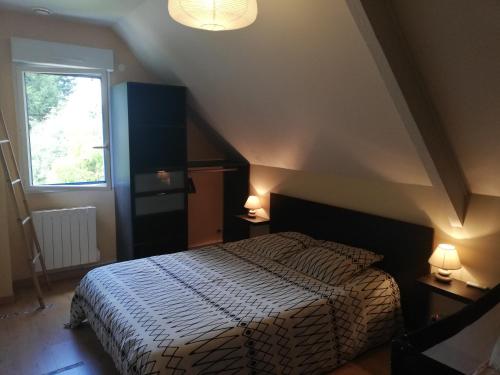 - une chambre avec un lit, une fenêtre et 2 lampes dans l'établissement Maison avec piscine et sauna à Vire, à Vire