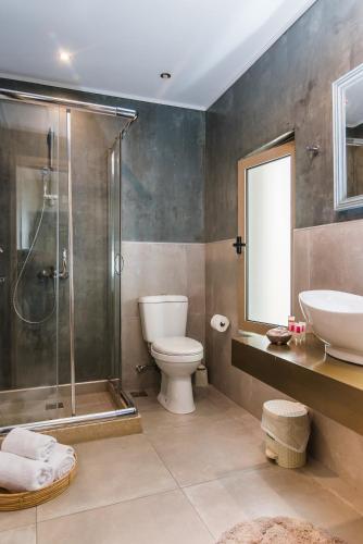 Ванная комната в Sarpidon Apartments