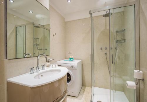 a bathroom with a sink and a washing machine at Al Redentore Di Venezia in Venice