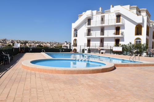 una grande piscina di fronte a un edificio di Molino Blanco Apartment 13 - South Facing a Playas de Orihuela