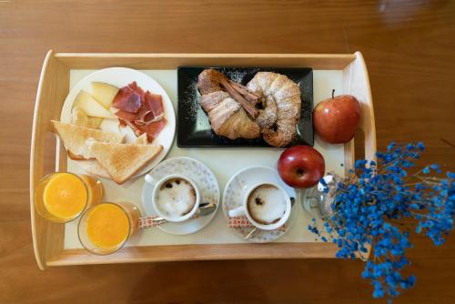 a tray of food on a wooden table at Hotel Comendador in Carranque