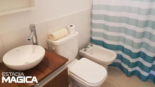 Un baño con un inodoro blanco y un lavabo. en Quinta Mercedes, en San Rafael