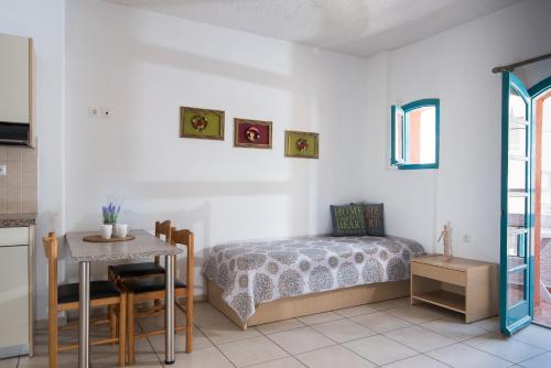 Кровать или кровати в номере Sarpidon Apartments