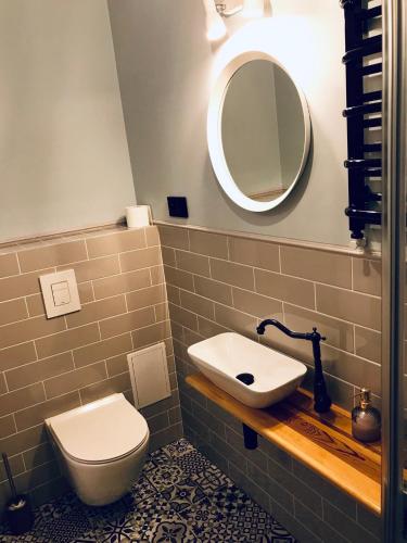 Bilik mandi di Apartament Odrzanka