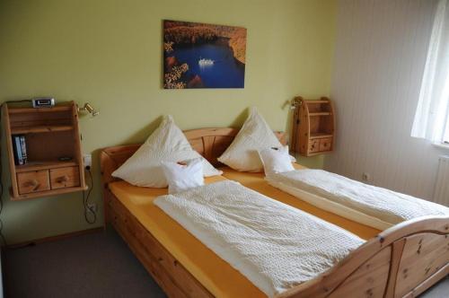 ブランケンハイムにあるNationalpark-Gastgeber Eifelのツインベッド2台が備わる客室です。