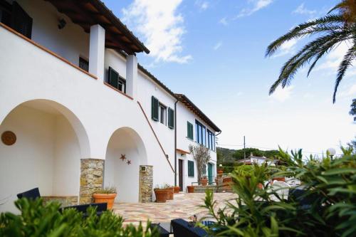 an exterior view of a building with plants at VILLA ANNA Appartamenti per vacanza in casale di charme in Marina di Campo