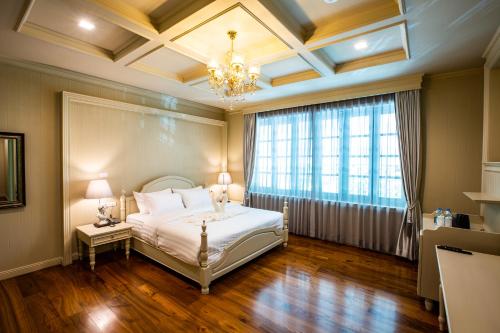 Кровать или кровати в номере Merchant Villa- SHA Extra Plus