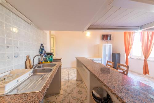 eine Küche mit Spüle und Arbeitsplatte in der Unterkunft A Casa di Mario in Ischia