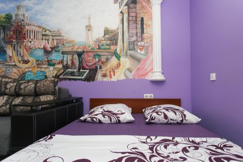 スームィにあるVIP Apartmens Faraon On Illinskaya 1 floorの紫の壁のベッドルーム1室