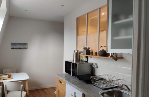 une cuisine avec un évier et un micro-ondes dans l'établissement Studio 