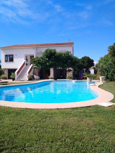 une piscine devant une maison dans l'établissement Sous le mûrier, à Six-Fours-les-Plages