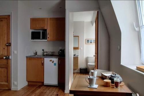 une cuisine avec un réfrigérateur blanc et une table dans l'établissement Studio 