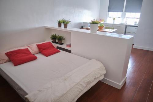 Ένα ή περισσότερα κρεβάτια σε δωμάτιο στο CENTRICO Y LUMINOSO ESTUDIO EN SANTA CRUZ