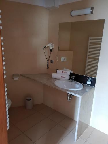 a bathroom with a sink and a mirror at Centrum Okopowa 55 in Warsaw