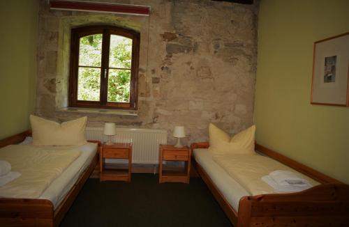 Tempat tidur dalam kamar di Hotel Gasthaus Weisser Mönch