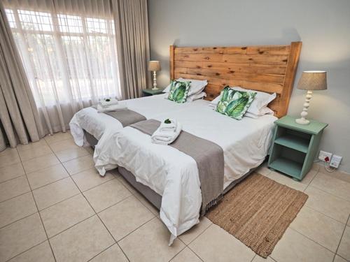 En eller flere senge i et værelse på Poinsettia family Cottage