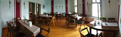 jadalnia ze stołami i krzesłami w restauracji w obiekcie Hotel Gasthaus Weisser Mönch w mieście Blankenburg