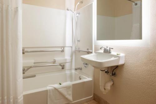 A bathroom at Larkspur Landing Milpitas-An All-Suite Hotel