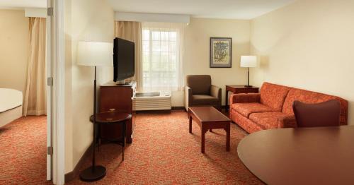 A seating area at Larkspur Landing Milpitas-An All-Suite Hotel