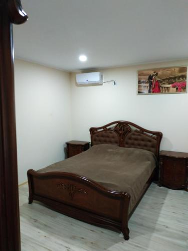 un dormitorio con una cama en una habitación en Private House, en Beregovo