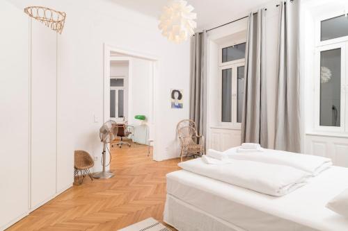 um quarto branco com uma cama e uma secretária em Design Loft Hohe Warte em Viena