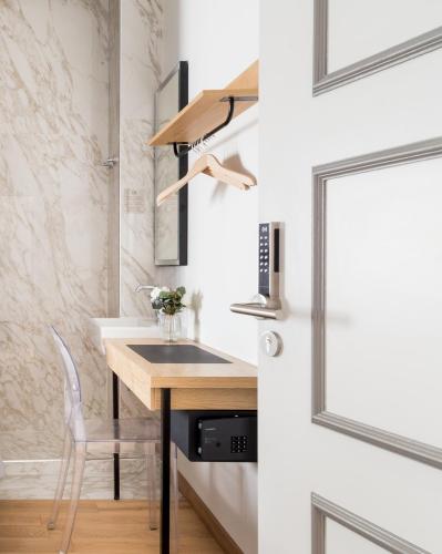 Il comprend une cuisine avec un bureau et une fenêtre. dans l'établissement Hôtel So Marais, à Paris