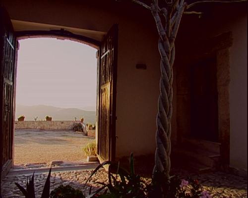 an open door to a room with a view of a courtyard at Turismo Rurale Baglio Fastuchera in Alcamo
