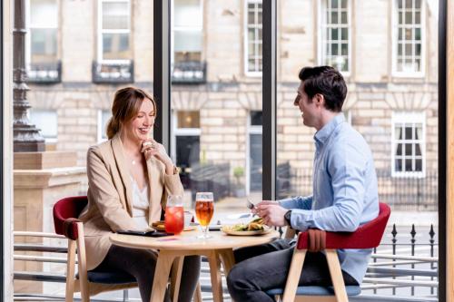 Tetamu yang menginap di YOTEL Edinburgh