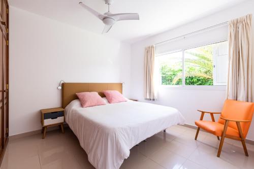 Postel nebo postele na pokoji v ubytování Bungalows Cordial Macaro Beach