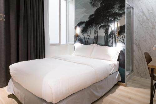 מיטה או מיטות בחדר ב-Hôtel So Marais