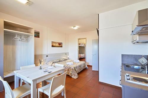 una cucina e un soggiorno con tavolo e sedie di Vacanze In Torre a Rapolano Terme