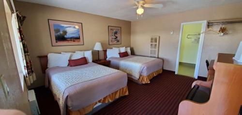 ein Hotelzimmer mit 2 Betten in einem Zimmer in der Unterkunft The L Motel Downtown/NAU Conference Center in Flagstaff