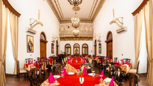 En restaurant eller et andet spisested på Neemrana's - Baradari Palace