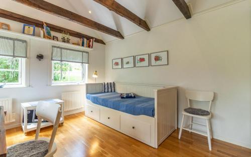 1 Schlafzimmer mit einem Bett, einem Schreibtisch und 2 Stühlen in der Unterkunft Fårbo in Gissebo