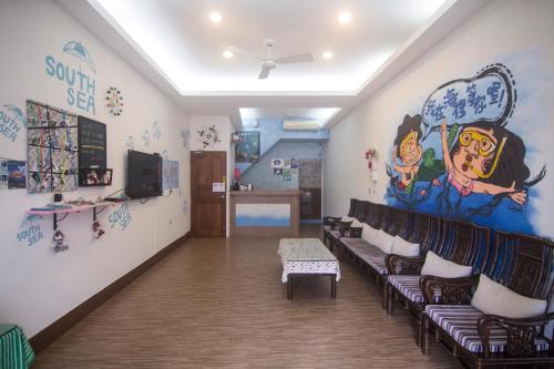 una sala de espera con sillas y un mural en la pared en 南海雅築South Sea B&B en Xiaoliuqiu