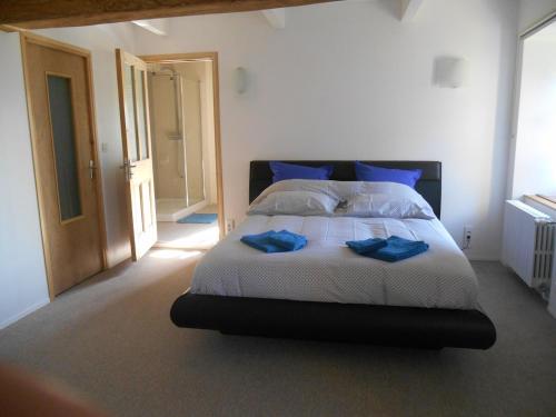 - une chambre avec un lit doté d'oreillers bleus dans l'établissement Au Moulin du Martinet, à Saint-Chinian