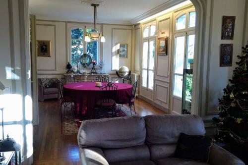 - un salon avec une table rose et un canapé dans l'établissement Villa de caractère 8 à 15p, 350 m2 - 15 mn Paris, 10 mn Versailles, à La Celle-Saint-Cloud