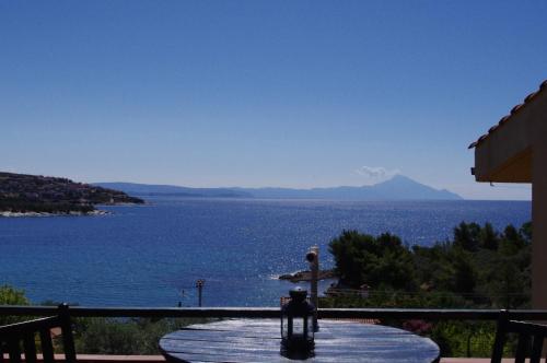 una mesa con vistas a una gran masa de agua en The Yellow Houses en Agios Nikolaos