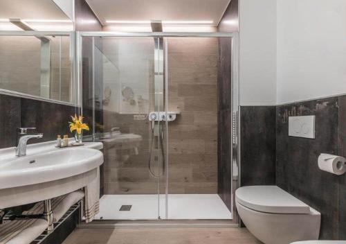 A bathroom at Astoria Deluxe rooms