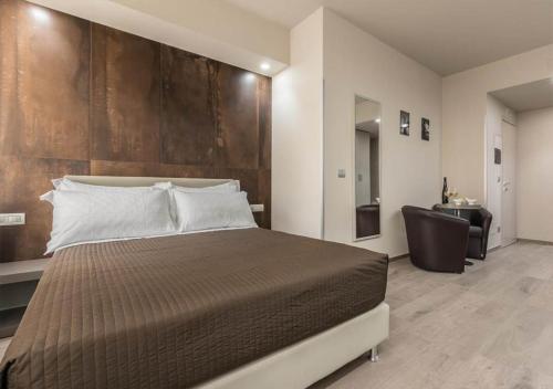 A bed or beds in a room at Astoria Deluxe rooms