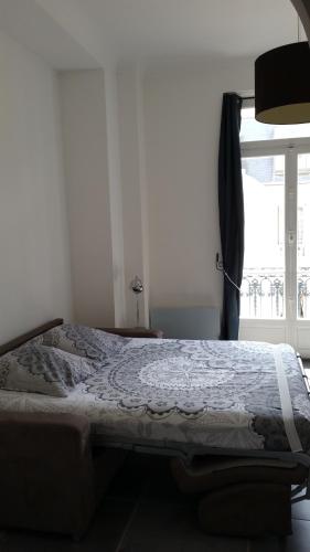 - un lit dans une chambre avec fenêtre dans l'établissement Studio Astoria, à Menton