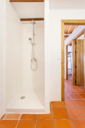 a bathroom with a shower in a wall at RUSTIKALPUENTE Escuelas de NIÑAS in Alpuente