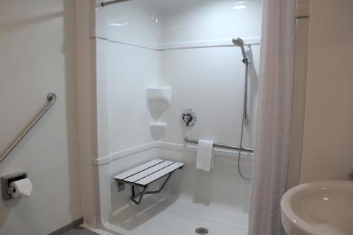 Ein Badezimmer in der Unterkunft Residence & Conference Centre - Niagara-on-the-Lake