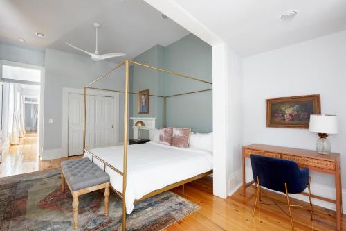 紐奧良的住宿－Sonder at Uptown，一间卧室配有一张天蓬床和一把椅子