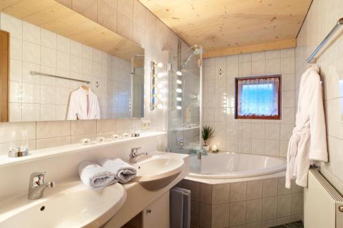 A bathroom at Gasthof Valluga